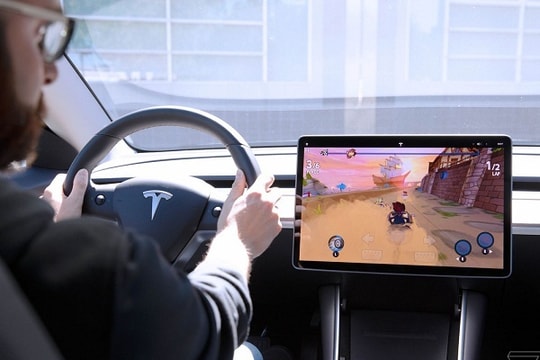 Cho phép chơi game trên xe, Tesla bị điều tra