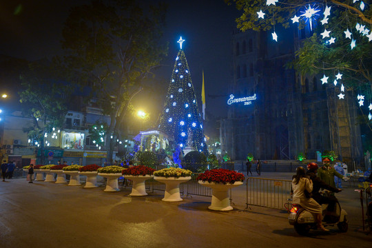 Đêm Noel ở Hà Nội: Nhà thờ lớn vắng lặng, hàng Mã ken đặc người