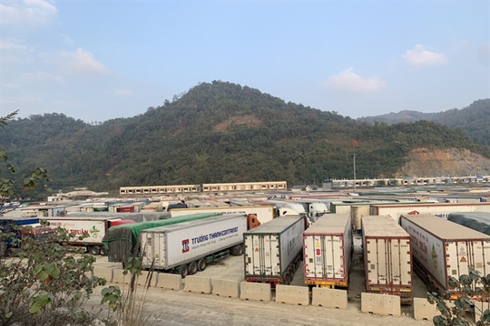 Tình hình cửa khẩu hôm nay 24/12: Lạng Sơn còn tồn 4.329 xe