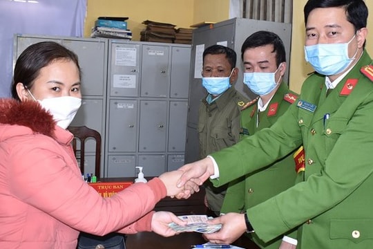 Nhặt được túi xách có 9 triệu đồng, công an xã tìm trả lại cho khổ chủ