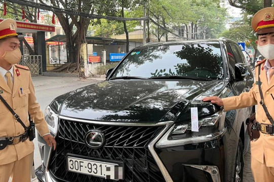 Lexus LX570 "đeo nhầm" biển số ở Hà Nội
