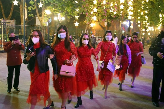 Hà Nội có một đêm Noel khác thường