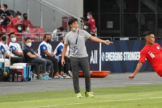 Huấn luyện viên Singapore tự hào khi "8 cầu thủ trên sân không bỏ cuộc"