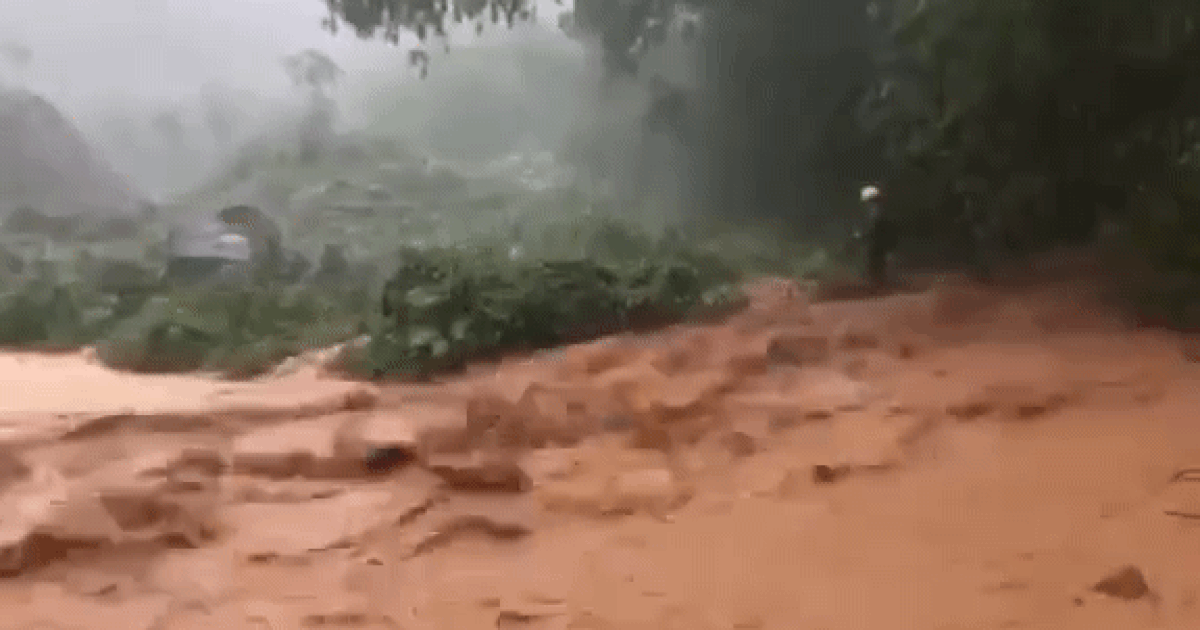 Kinh hoàng cảnh nước lũ kèm đất đá cuồn cuộn đổ đèo ở Thừa Thiên Huế