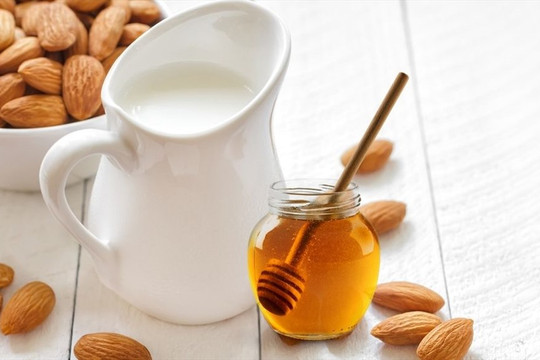 6 lợi ích khi kết hợp sữa hạnh nhân và mật ong