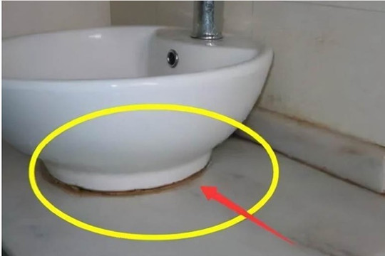 Keo dán silicone phòng tắm lâu ngày mốc meo, mách bạn một mẹo nhỏ, sau khi vệ sinh liền sạch như mới ngay!