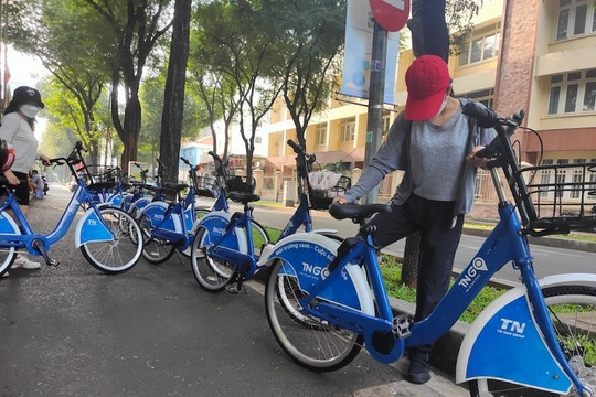 Giới trẻ Sài Gòn thuê xe đạp qua smartphone để dạo phố