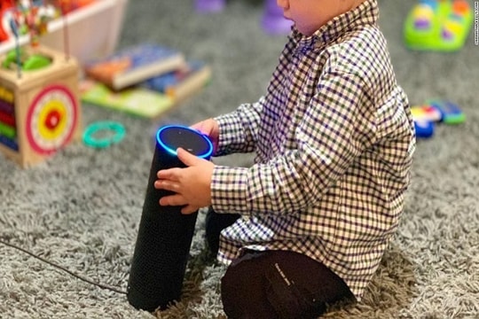 Bé gái 10 tuổi suýt chết vì nghe theo loa thông minh