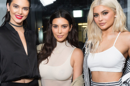 Ba chị em nhà Kim Kardashian thường xuyên bị những kẻ bất thường đeo bám