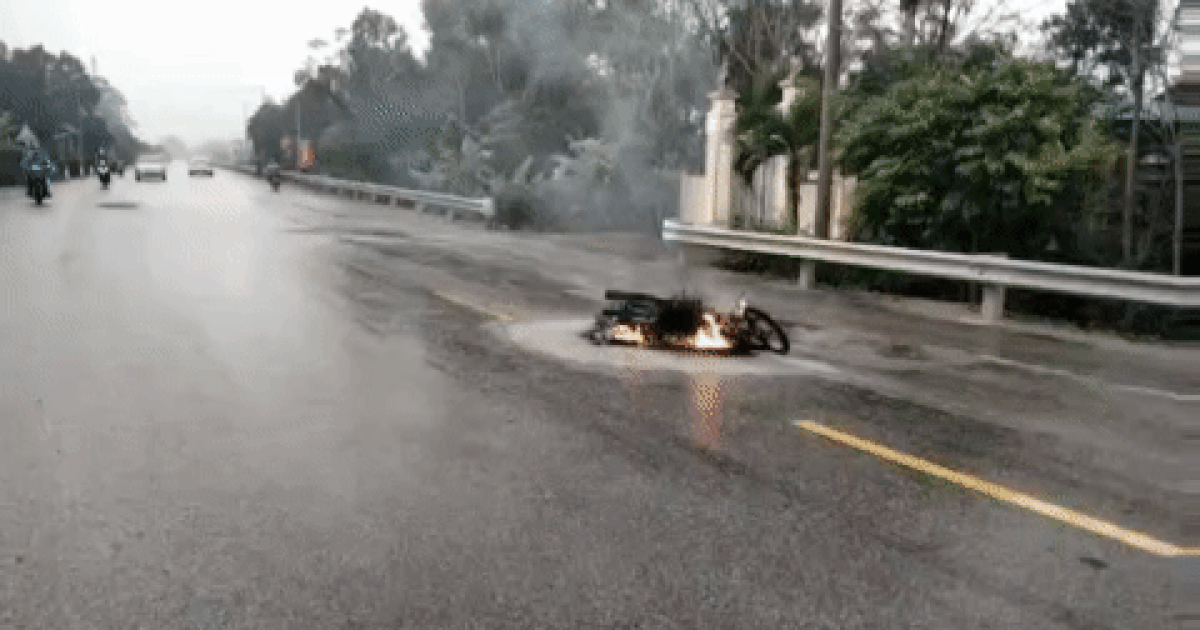 Xe máy bốc cháy dữ dội sau tai nạn