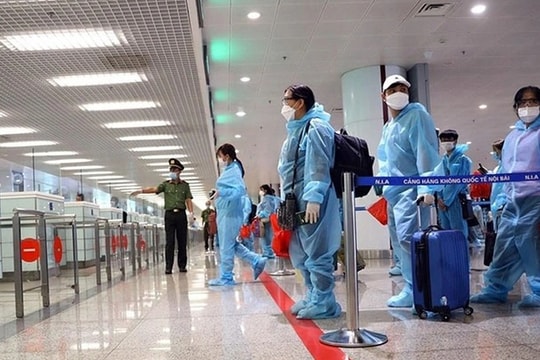 Hà Nội cách ly tập trung người về từ nước có Omicron, Bộ GTVT đề xuất bỏ