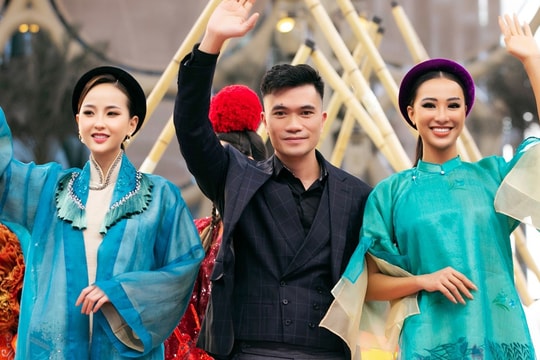 Á hậu Kim Duyên trình diễn cho NTK Vũ Việt Hà tại Ngày Quốc gia Việt Nam