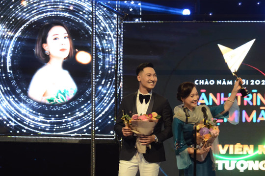 Mạnh Trường nhận giải 'Nam diễn viên ấn tượng', Hồng Diễm nói lý do vắng mặt