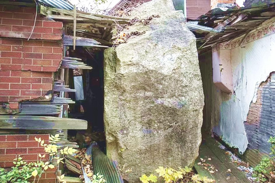Ngôi nhà bị tảng đá 55 tấn bổ đôi trở thành nơi hút khách du lịch