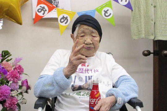 Cụ bà cao tuổi nhất thế giới sinh nhật lần thứ 119: 'Bí quyết sống lâu là ăn món ngon'