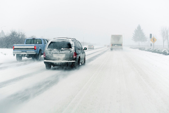 Lái xe trên đường băng tuyết cần chú ý điều gì?