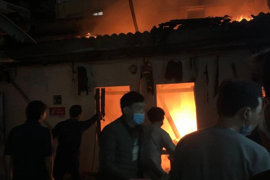 Cháy nổ lớn trong đêm tại Hà Nội, nghi một đôi vợ chồng không kịp thoát