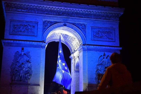 Tổng thống Pháp nói gì về việc cờ Liên minh châu Âu bị hạ khỏi Khải Hoàn Môn?