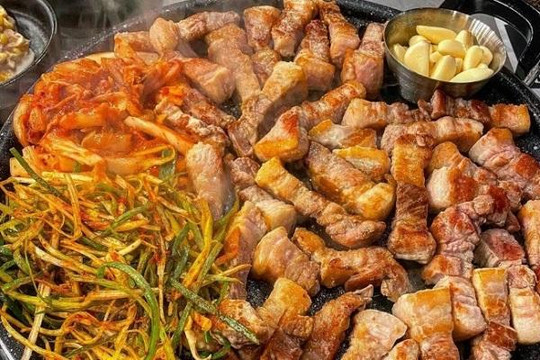 Vì sao người Hàn không lật thịt nướng quá 3 lần?