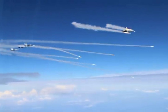 Xem tiêm kích Nga phóng loạt tên lửa