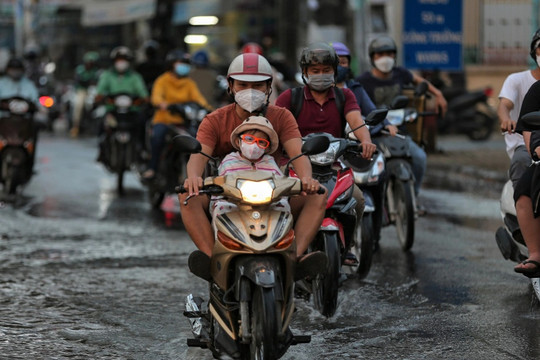 Triều cường dâng cao, đường ven sông Sài Gòn ngập liên tục