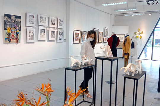 Sinh viên Đại học Kiến trúc Hà Nội mở triển lãm mỹ thuật đón xuân 2022