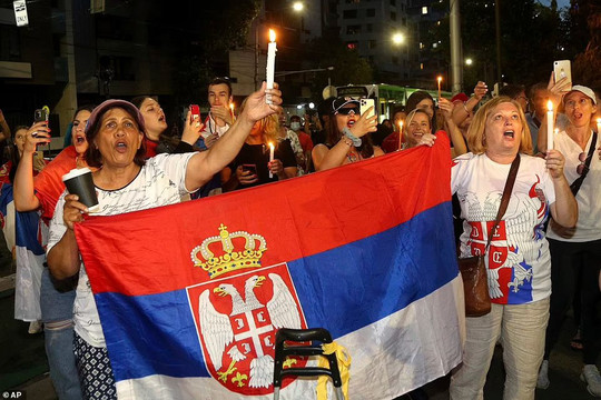 Người Serbia biểu tình ủng hộ Djokovic, Nadal và Boris Becker 'nói lời cay đắng' 