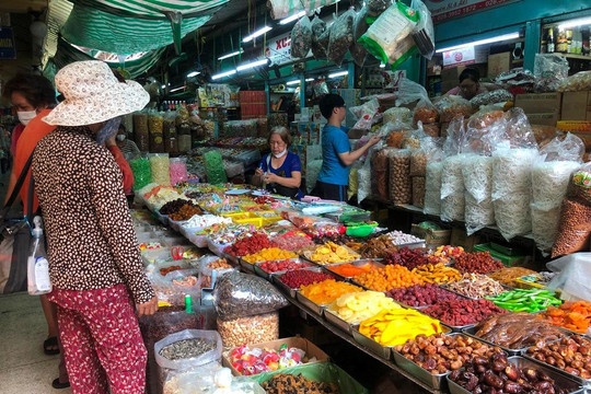 Quầy sạp đóng cửa, tiểu thương 'ngáp dài' chờ bán hàng Tết