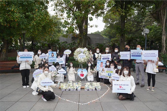 Nhiều người tham gia tưởng niệm bé gái 8 tuổi tử vong do bị mẹ kế bạo hành tại Hà Nội