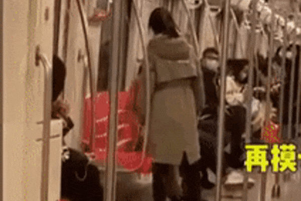 Clip: Sàm sỡ gái xinh trên tàu điện ngầm, thanh niên bị tẩn 1 trận nhớ đời