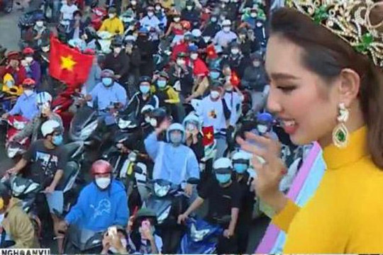 Fan Thùy Tiên mang hẳn đề Hóa học đi diễu hành cho hoa hậu giải