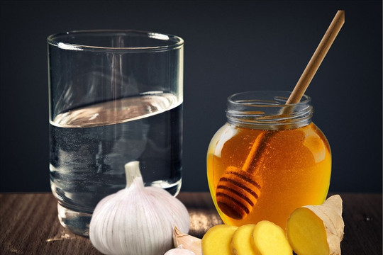 8 lợi ích của hỗn hợp gừng, tỏi, mật ong pha nước ấm