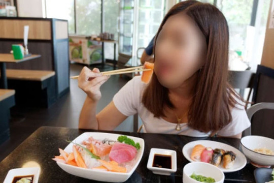 Buổi hẹn thảm họa trong nhà hàng sushi, hành động cuối bữa ăn của chàng giám đốc khiến cô gái cho ngay vào danh sách đen, không bao giờ gặp lại!