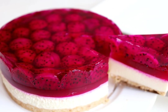 Tự làm bánh cheesecake từ thanh long đỏ