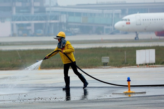 Đường băng 1A sân bay Nội Bài gấp rút hoàn thiện sửa chữa trước Tết Âm lịch