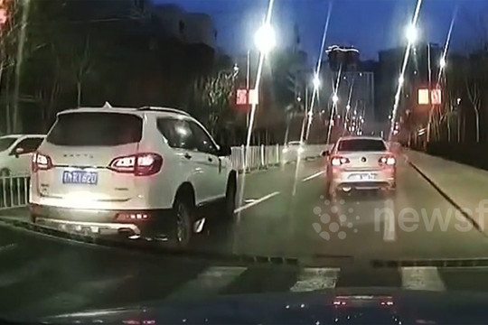 Pha băng qua đường khiến tài xế khóc thét