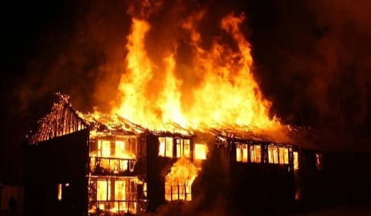 Phóng hỏa đốt nhà vì mẹ không cho vay tiền