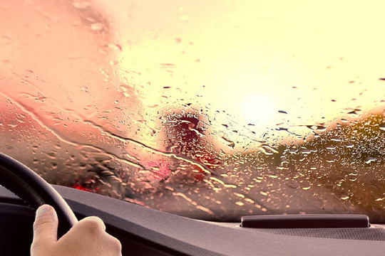 Xử lý như thế nào khi xe ôtô bị mờ kính, nhòe gương khi đi trời mưa?