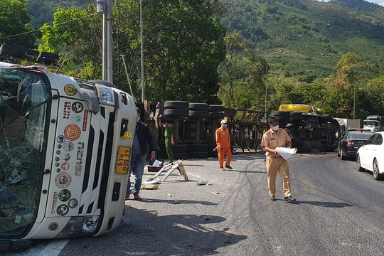 Tai nạn liên hoàn, 4 người bị thương, đường đèo Bảo Lộc tắc gần 10 km