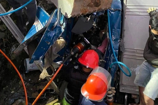 Giải cứu tài xế mắc kẹt trong cabin xe tải bẹp dúm dưới mương nước