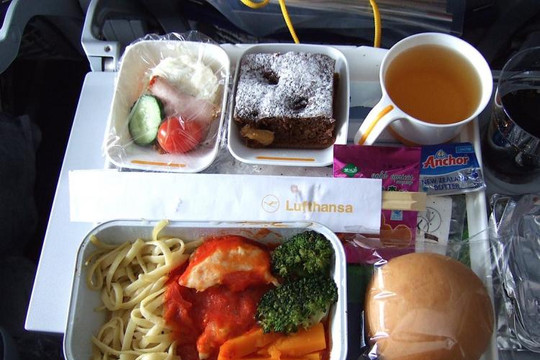 Có 1 đồ ăn quen thuộc nhưng đừng bao giờ gọi món trên máy bay