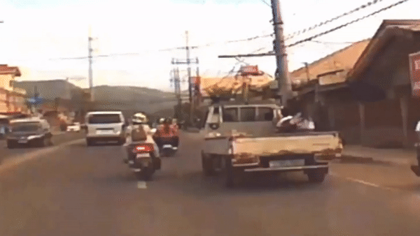 Cú đánh lái 'thần thánh' tài xế xe tải cứu sống được 2 mạng người