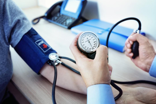 Phòng tránh tai biến đột quỵ cho những người bị tăng huyết áp, tim mạch trong dịp Tết
