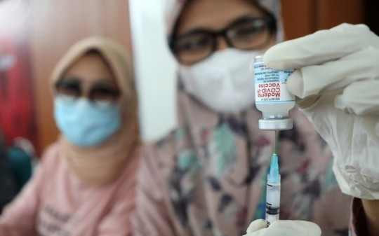 Covid-19: Indonesia tiêm mũi tăng cường nửa liều vaccine; Bỉ ưu tiên dùng Nanocovax cho người dị ứng và sợ tiêm