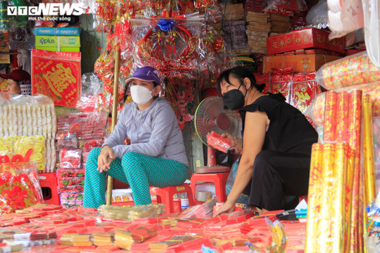 Ảnh: Phố bán đồ trang trí Tết ở Sài Gòn đã rực rỡ, nhưng vẫn vắng người mua