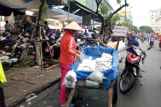 Độc đáo nghề bán cát lư hương dịp Tết Nguyên Đán