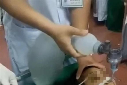 Xuất hiện clip nghi là bé gái 3 tuổi ở Hà Nội đang cấp cứu trong bệnh viện, người nồng nặc mùi thuốc trừ sâu