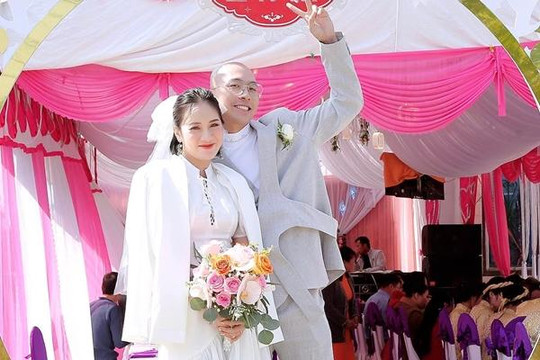 Phạm Lịch đột ngột khoe ảnh cưới chồng, xin lỗi vì 'gói gọn'