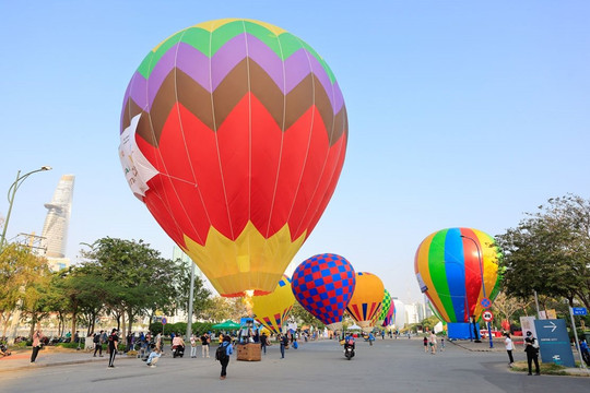 Cuối tuần ở Sài Gòn: Ngắm nhìn đoàn khinh khí cầu rực rỡ bay lượn trên bầu trời