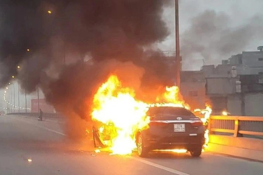 Xe Toyota Corolla bốc cháy ngùn ngụt trên đường vành đai 3
